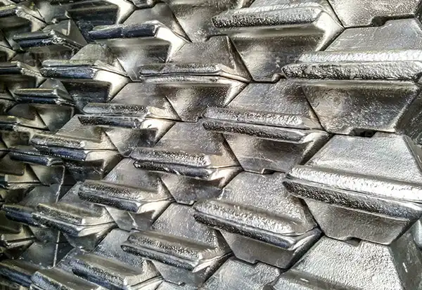 Aluminum heat treatment process covering solution treatment and aging in a controlled industrial oven